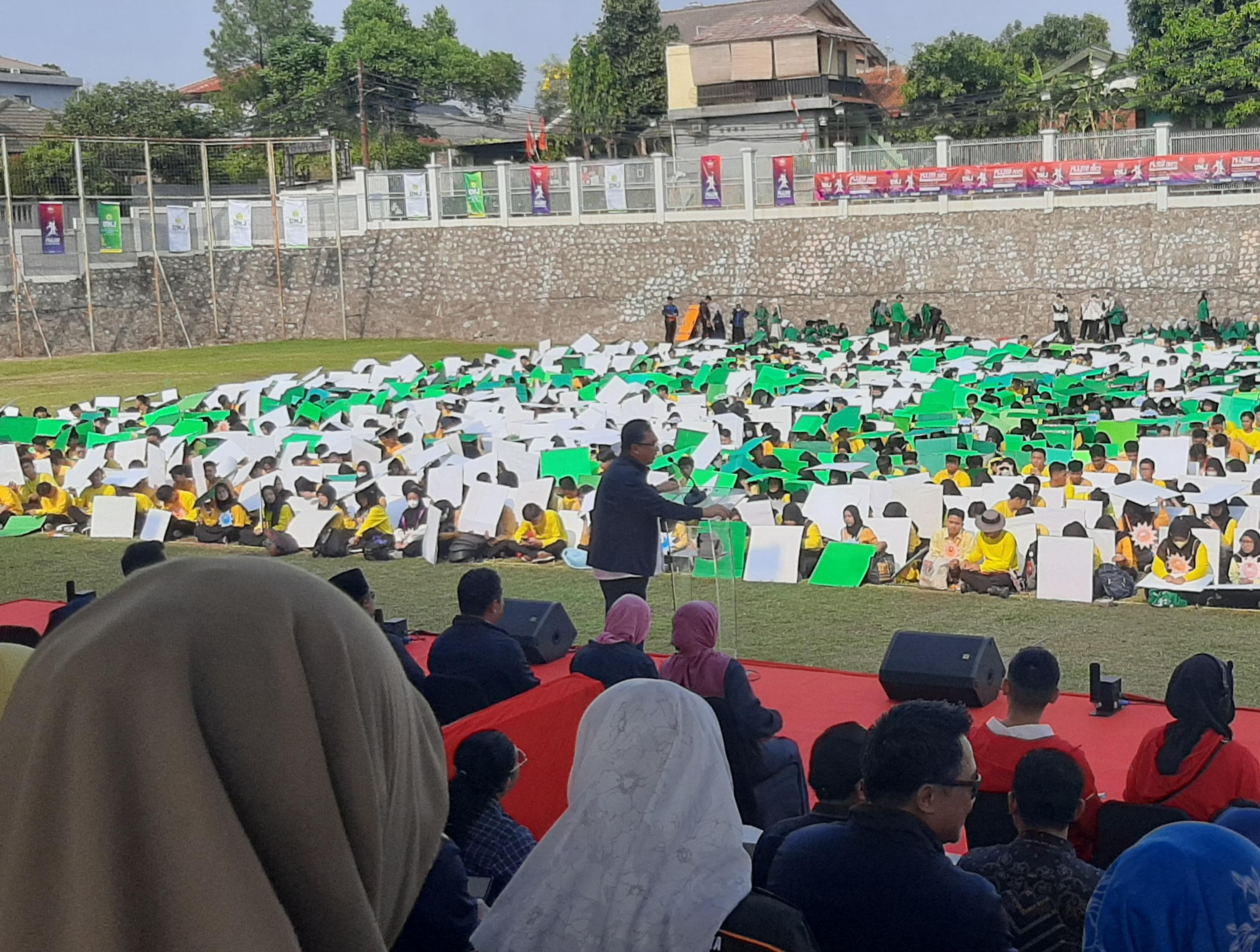 Ketua Umum Ikatan Alumni Universitas Muhammadiyah Jakarta, Ir. Deddy Harsono, MBA memberikan sambutan Pada Acara Pembukaan PKKMB 2023, Senin, (18/09/2023) di Stadion Sepak Bola, Univeristas Muhammadiyah Jakarta